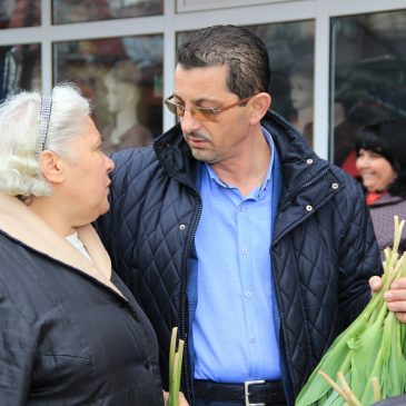 Doamnele și domnișoarele au primit flori de 1 Martie