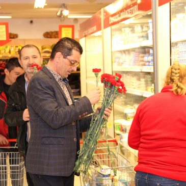 Primarul Daniel Nicolaș a oferit flori de Ziua Internațională a Femeii