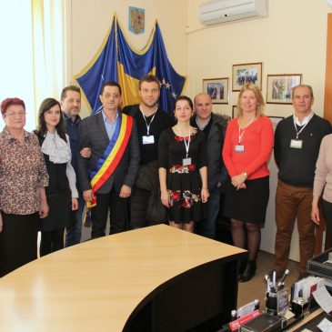 Tinerii din proiectul «L’Europe des Religions» au vizitat Primăria Odobești